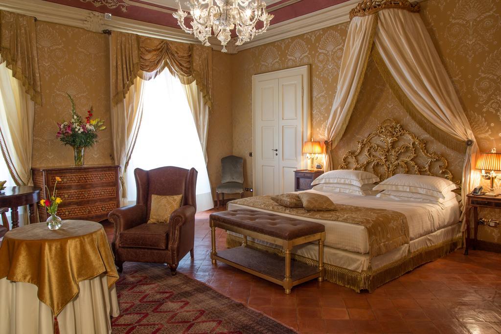Hotel Castello Di Guarene Habitación foto